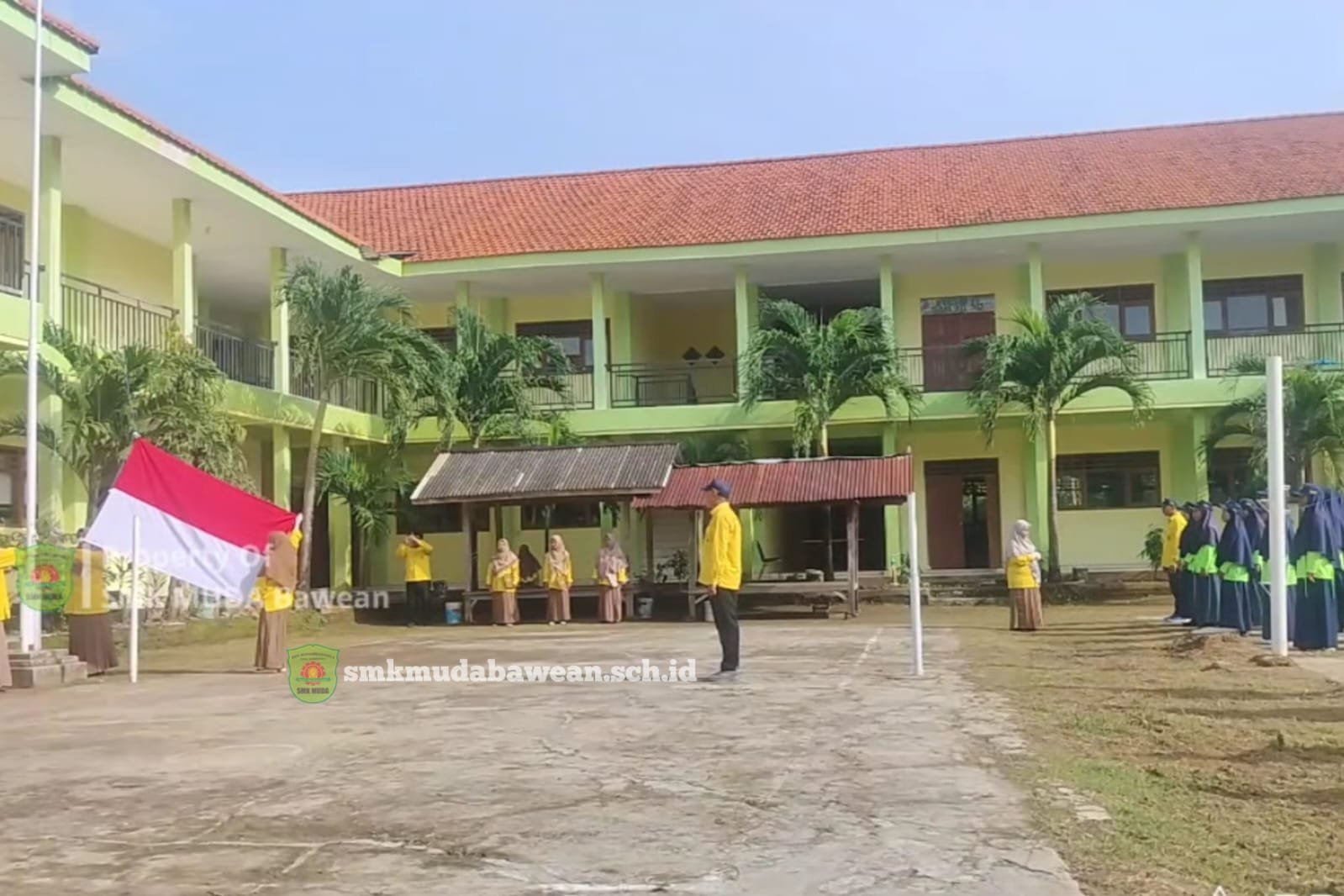 Thumbnail: Upacara Hari Guru Nasional 2025 di SMK MUDA Bawean, Bapak Ibu Guru Menjadi Petugas Upacara Berjalan Dengan Lancar